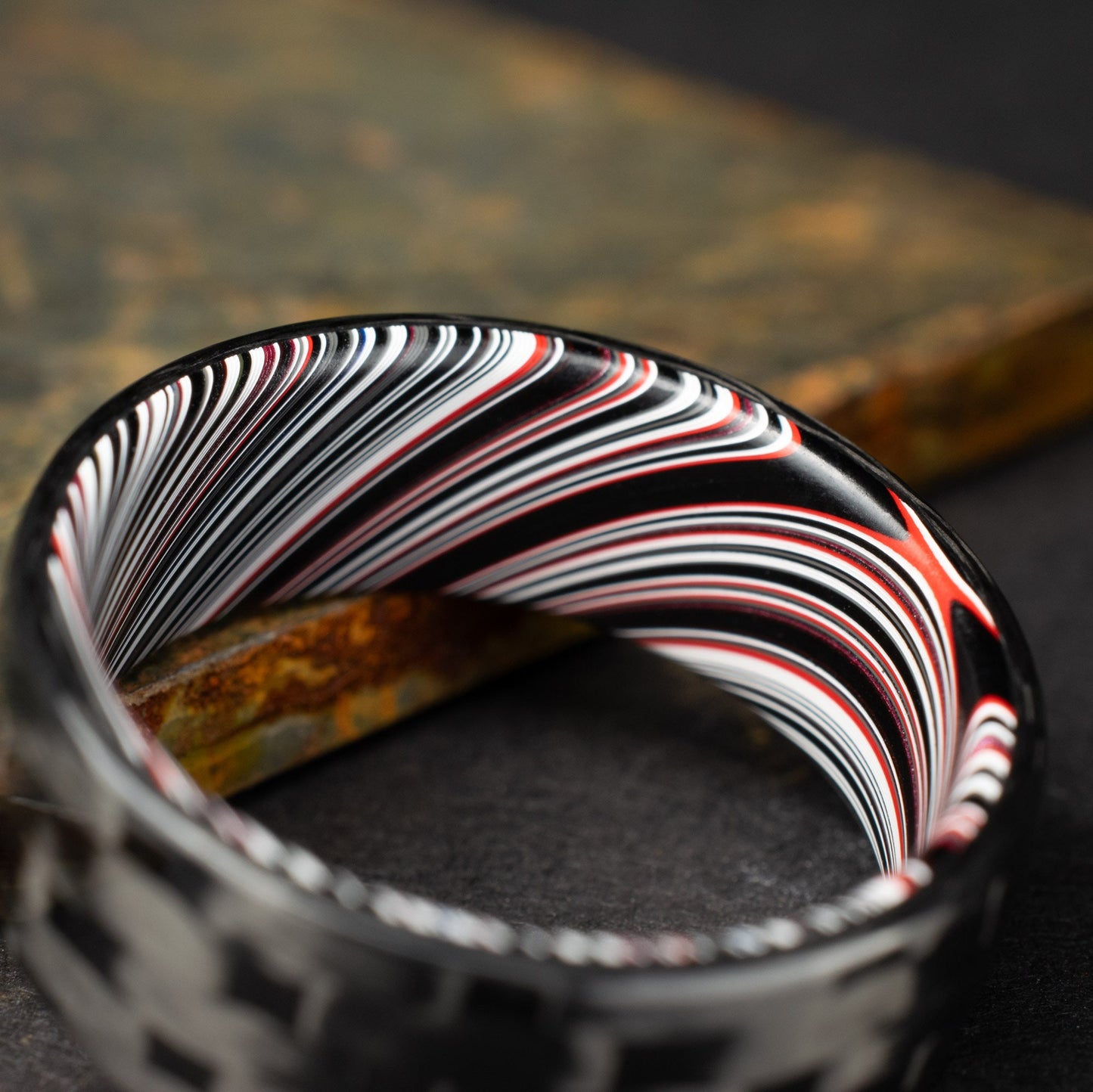 5HS Carbon Fiber Ring Lined With Tilted Fordite