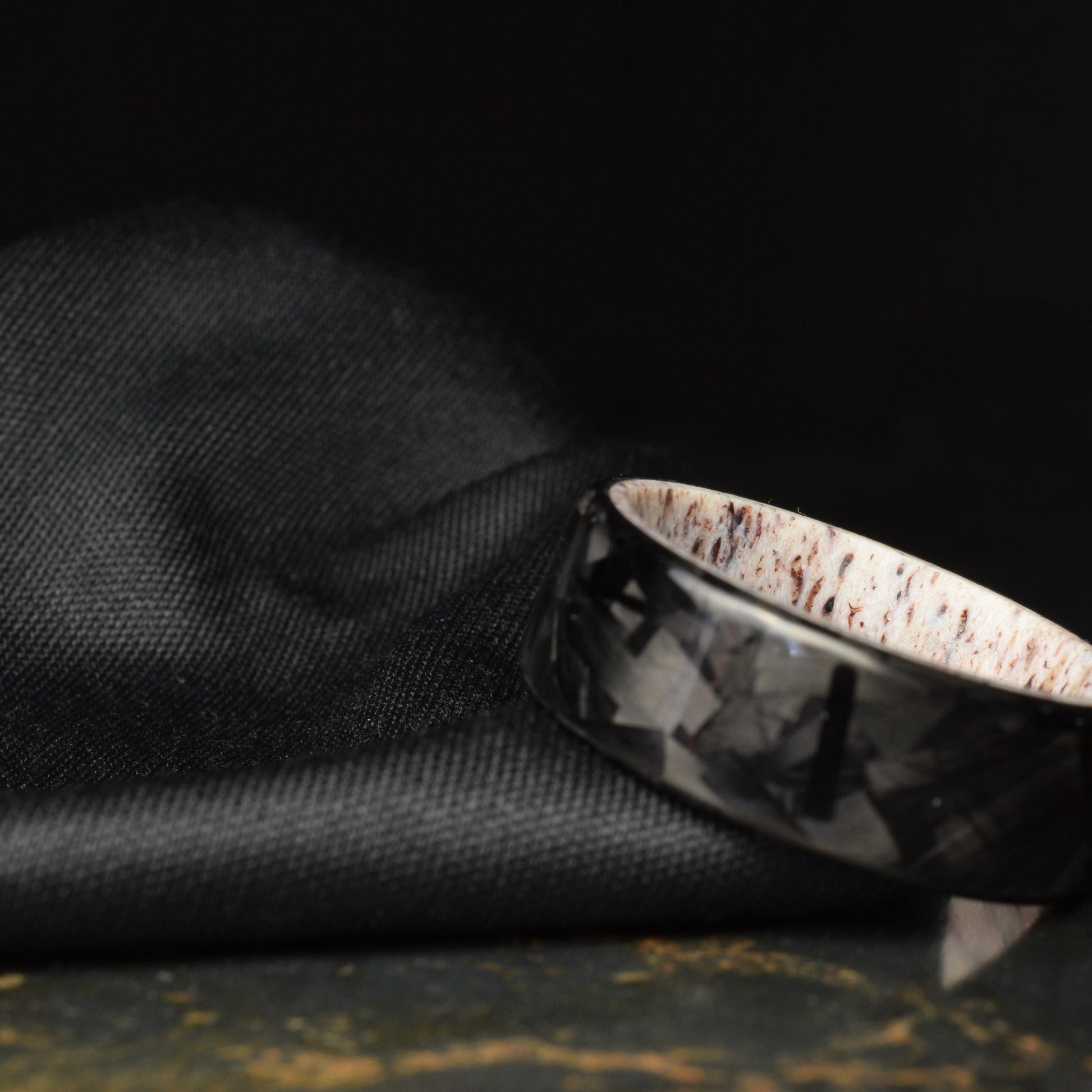Polished Lg Chopped Carbon Fiber Wedding Band with Deer Antler Liner — Apex Hunter view 8